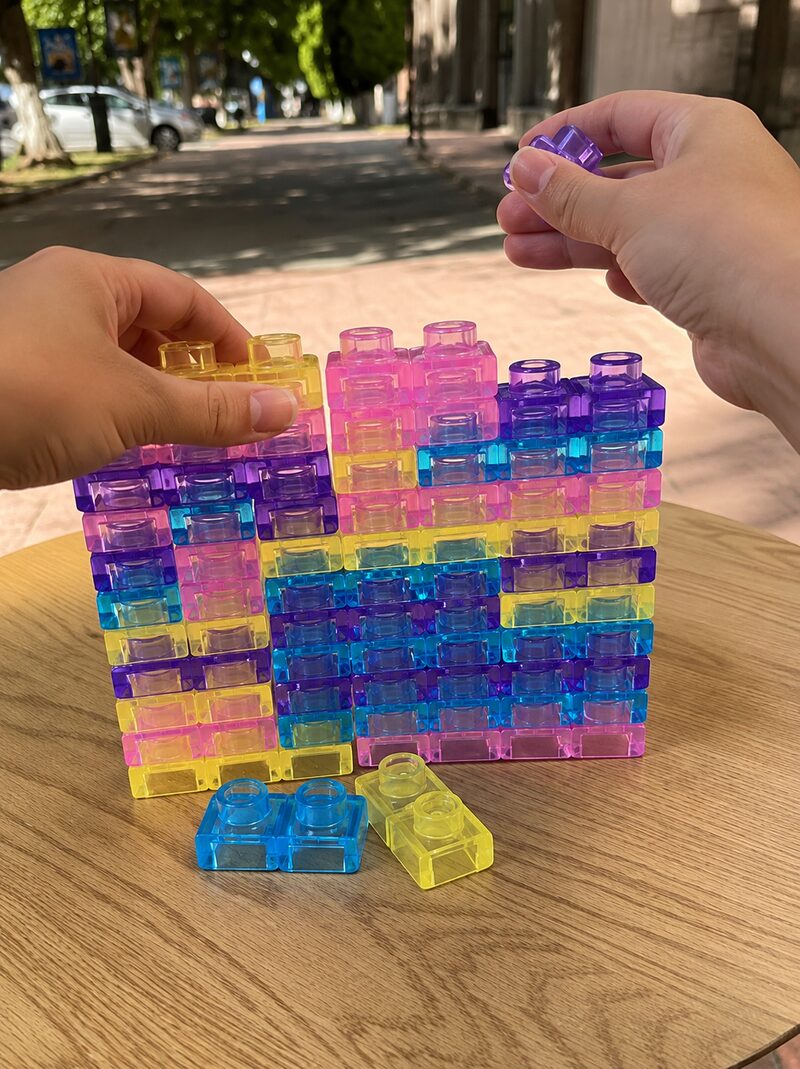 Фото дітей, які граються з Magic Gummy Bloc